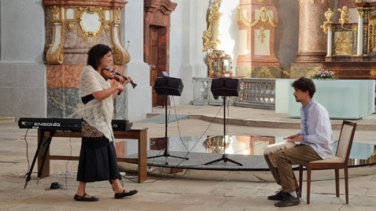 Iva Bittová a Antonín Fajt: Počúvaj, co to v zemi hučí