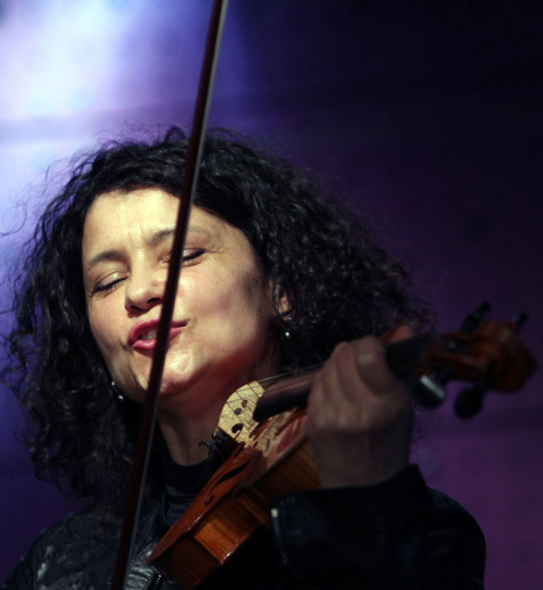 Iva Bittová a Antonín Fajt: Počúvaj, co to v zemi hučí